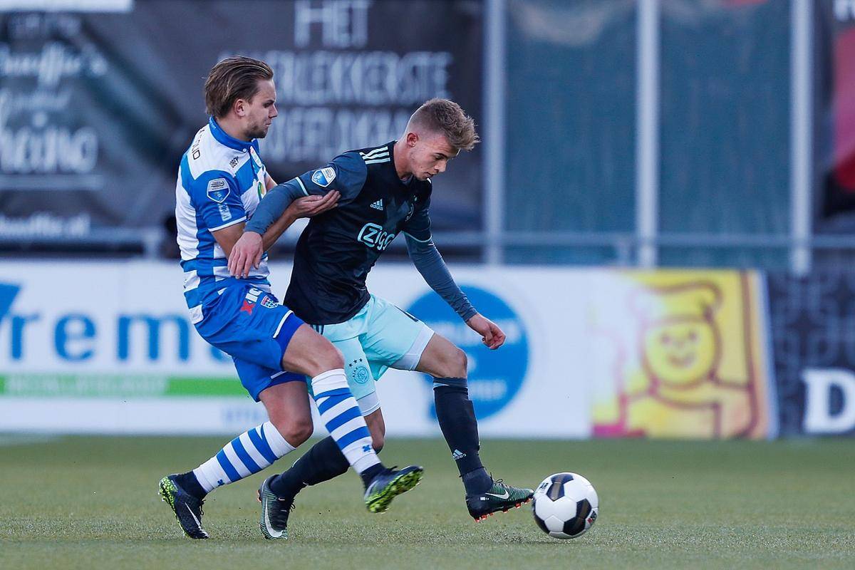  冲刺阶段阿贾克斯止住颓势——中超节点到来，引发热议，资深球员宣示担当