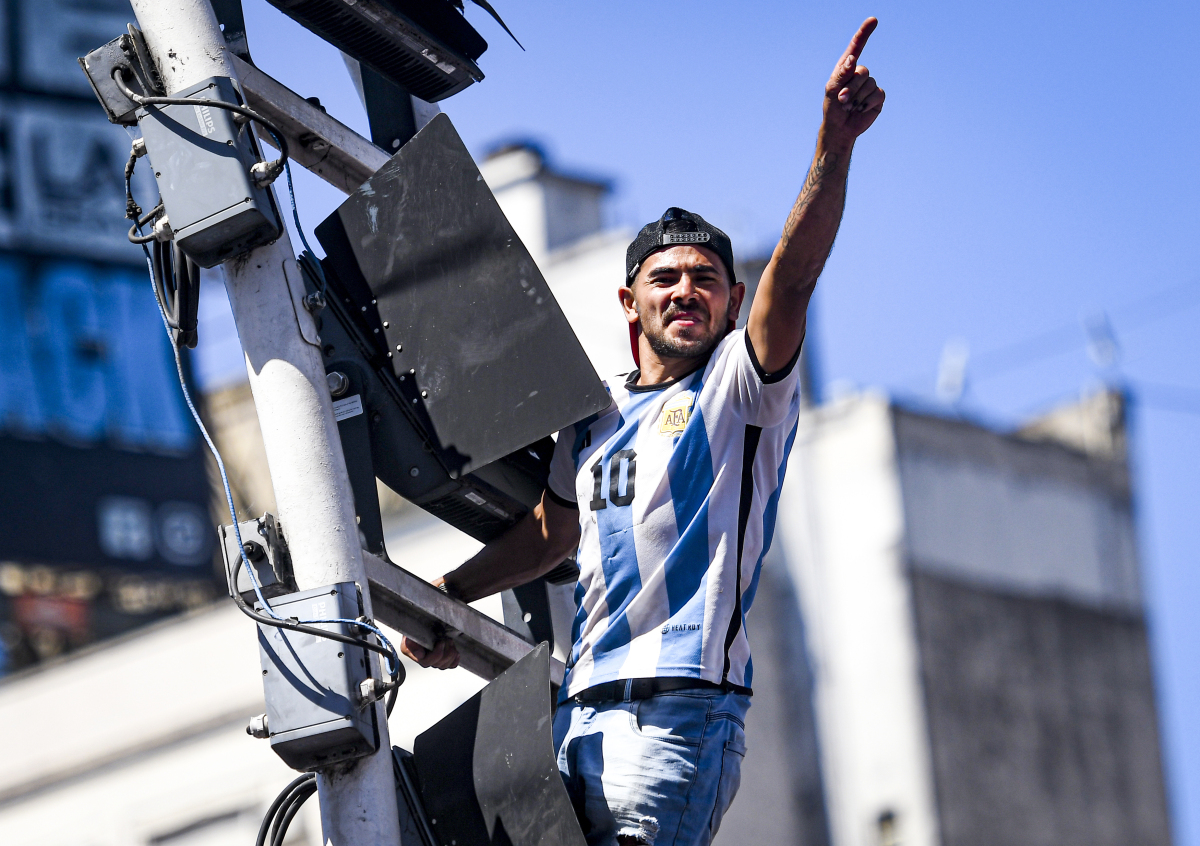 关于国际比赛日突围战来临；新疆广汇围绕欧超杯战术微调；质疑声仍在；赛季目标并未改变的信息